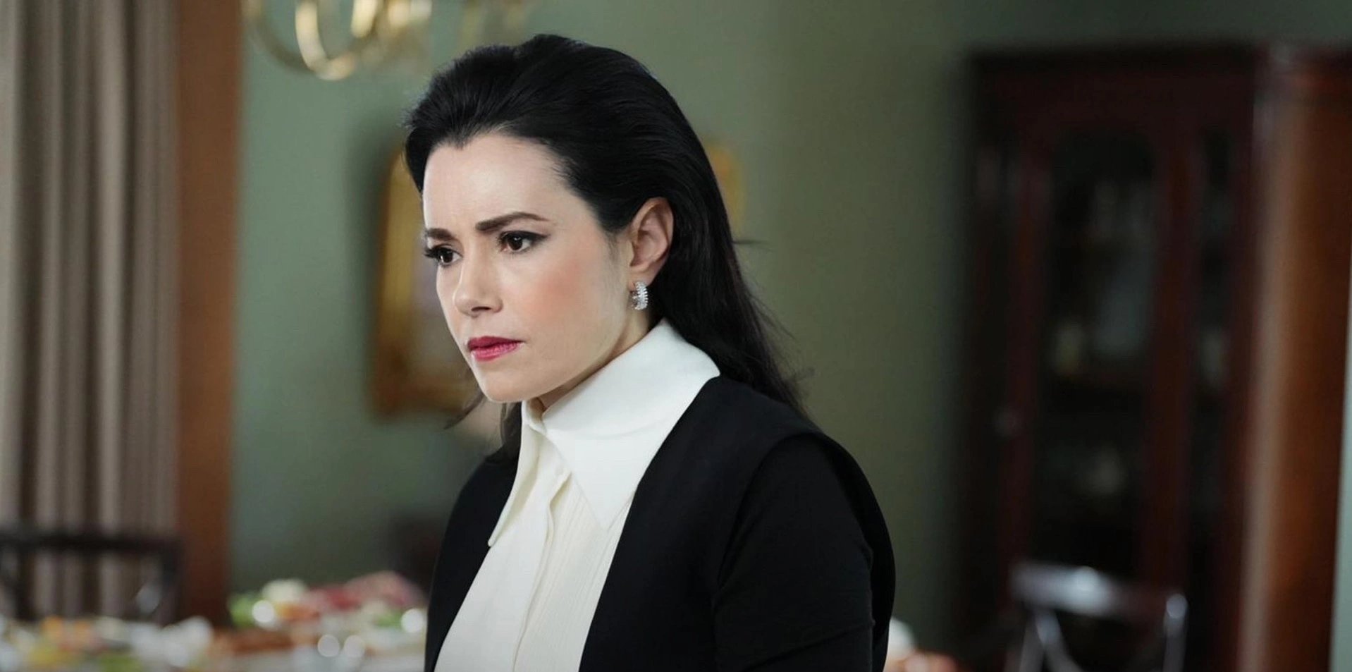 кадр из сериала "Ревность"