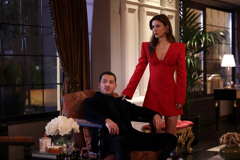 кадр из сериала "Под землей"