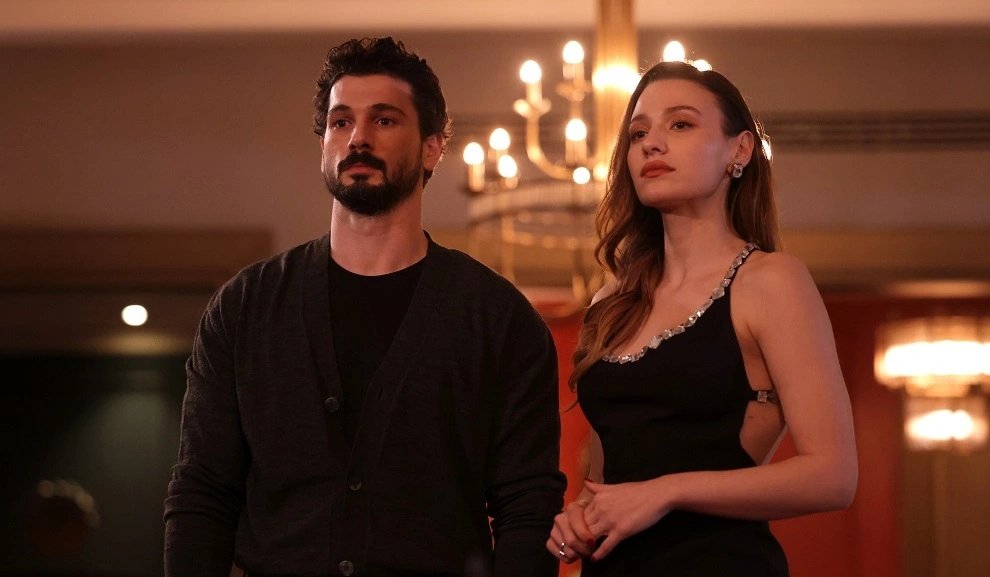 кадр из сериала "Под землей"