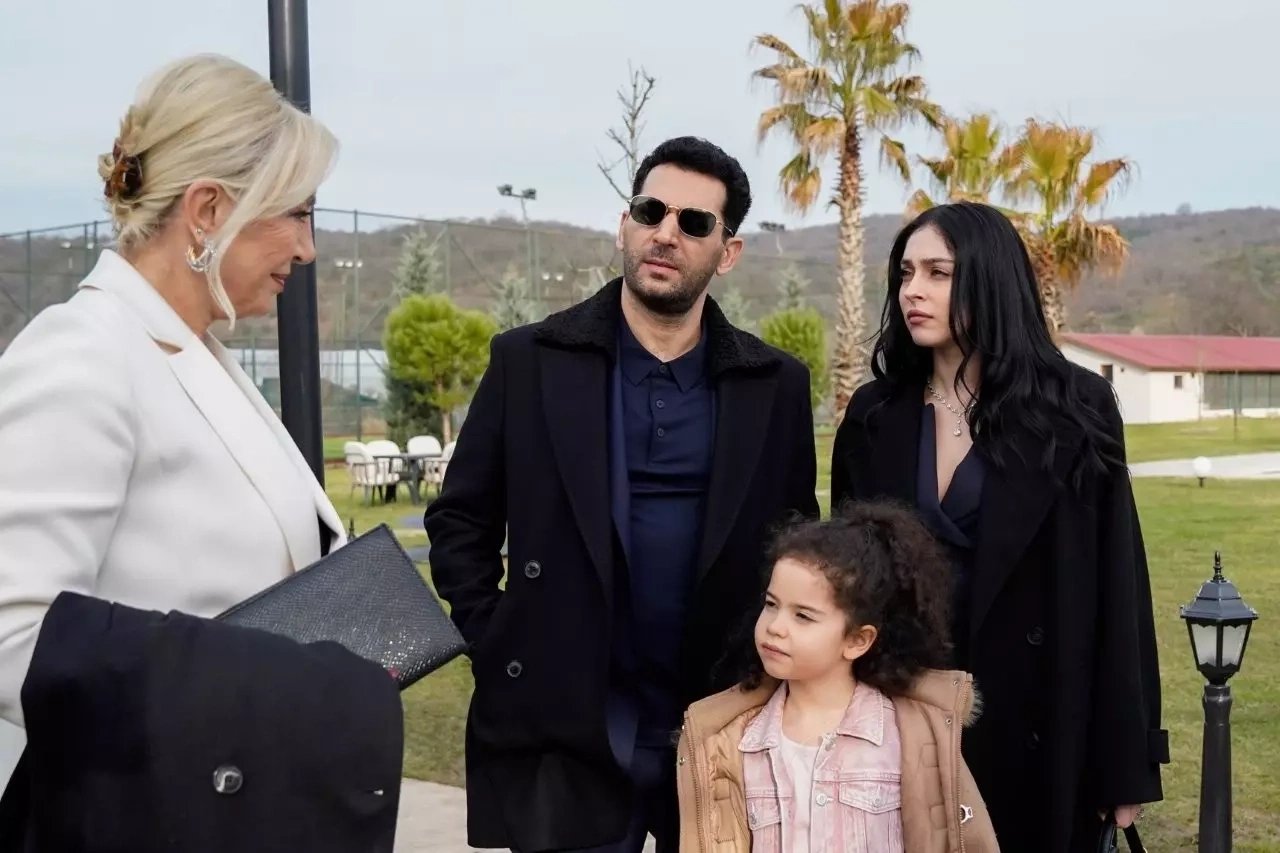 кадр из сериала "Розы и грехи"