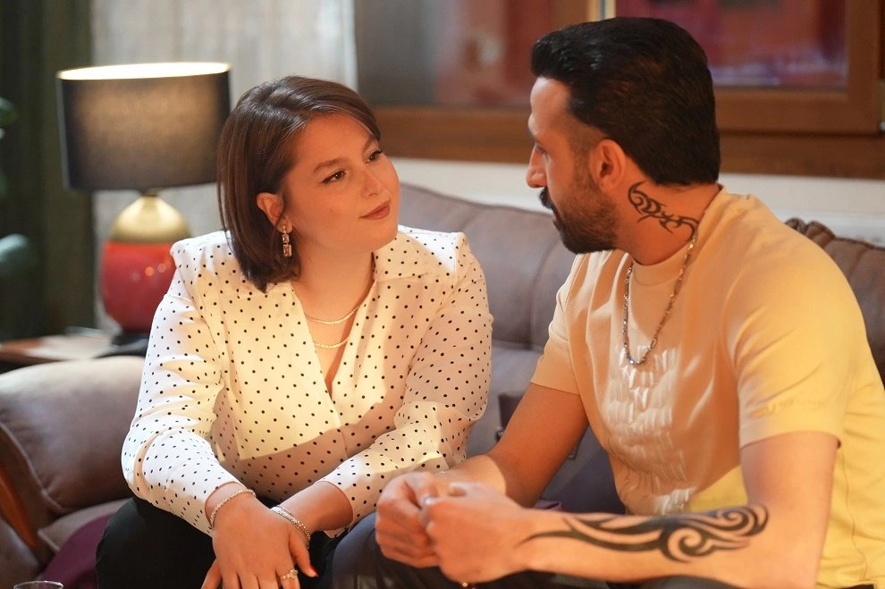 кадр из сериала "Мошенники"