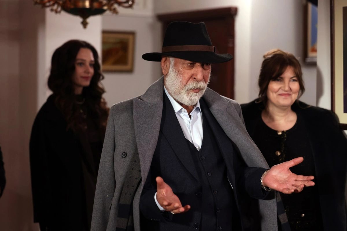 кадр из сериала "Под землей"