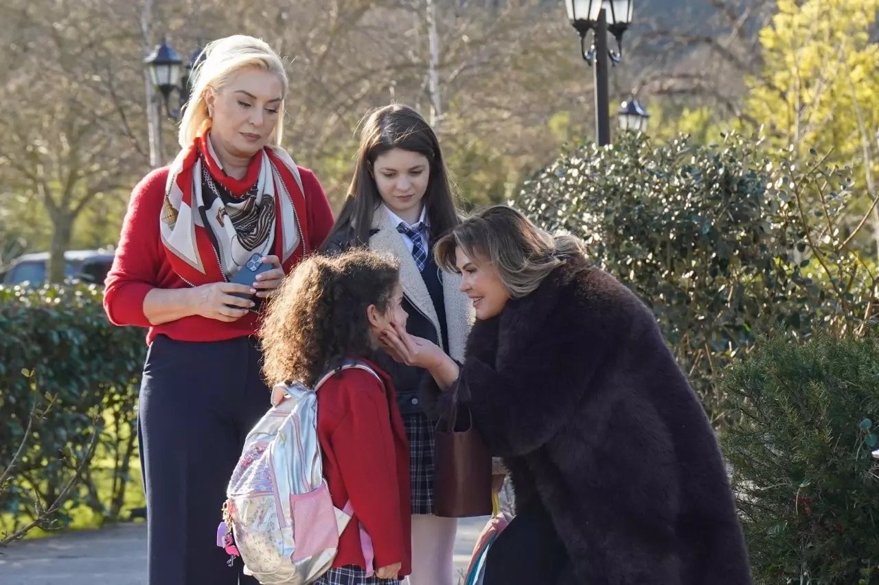 кадр из сериала "Розы и грехи"