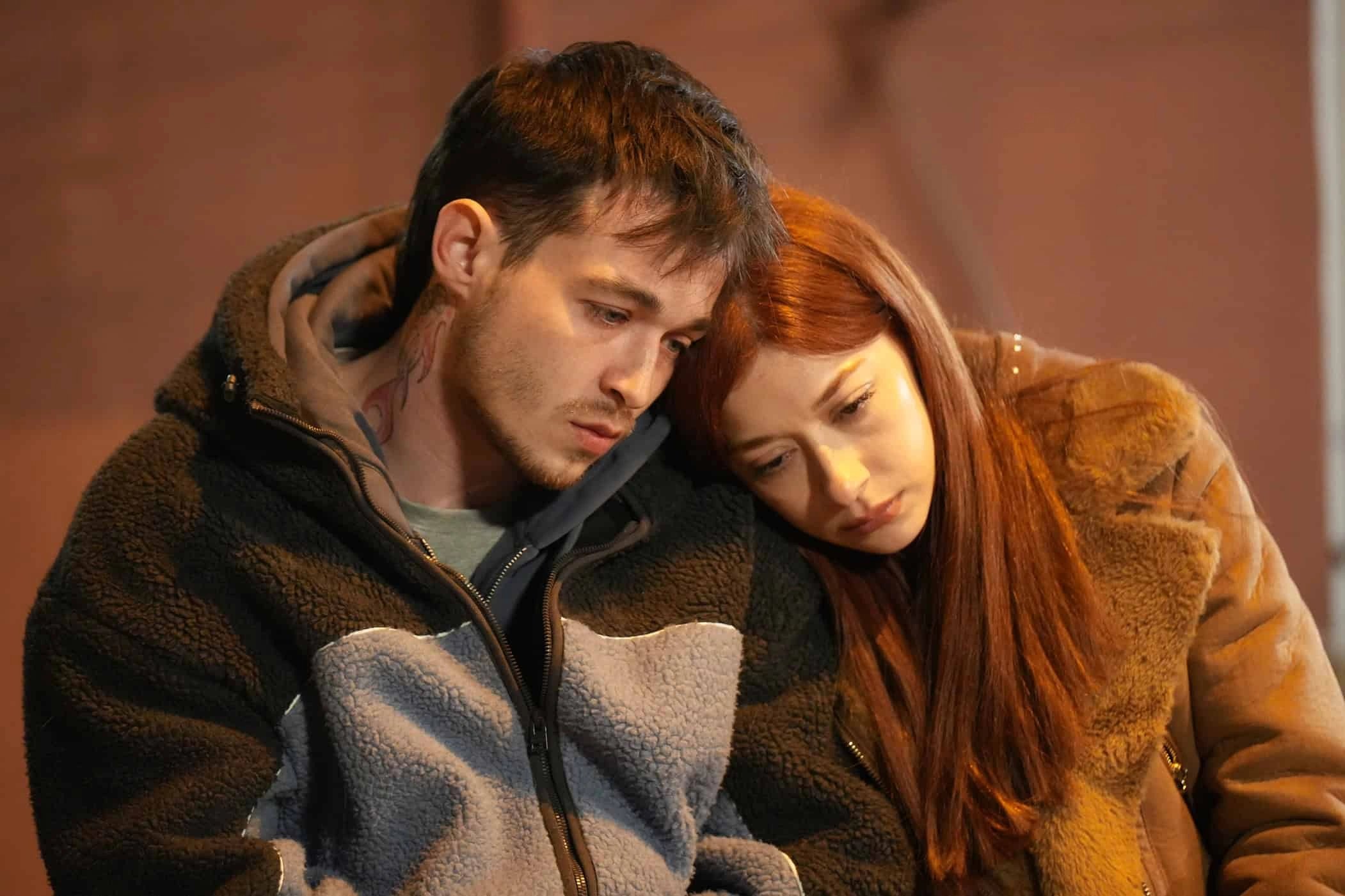 кадр из сериала "Мошенники"