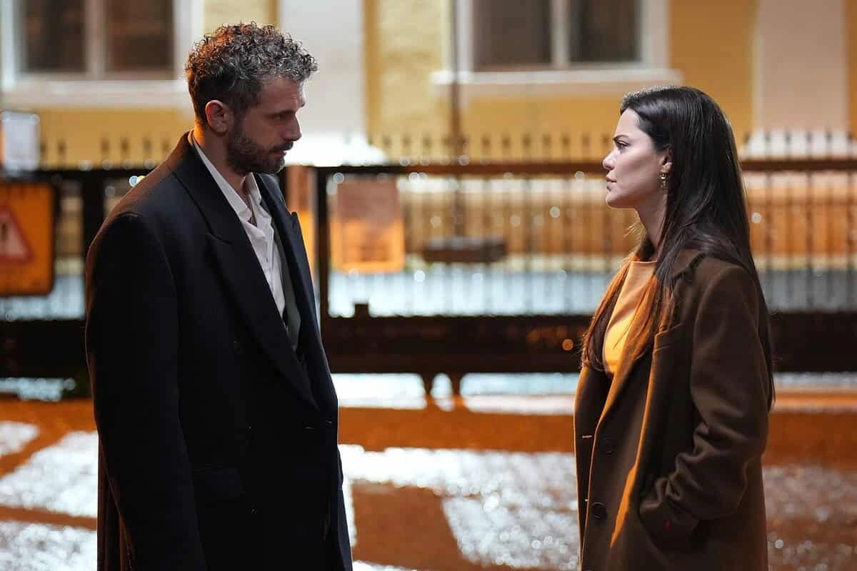 кадр из сериала "Мошенники"