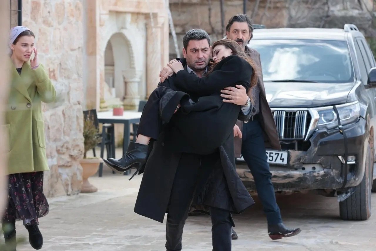 кадр из сериала "Далекий город"