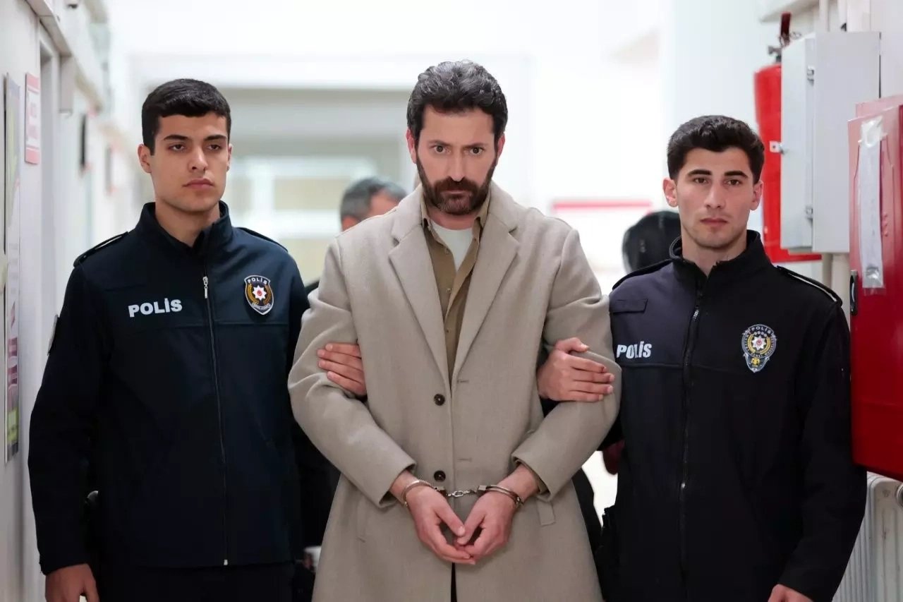 кадр из сериала "Далекий город"