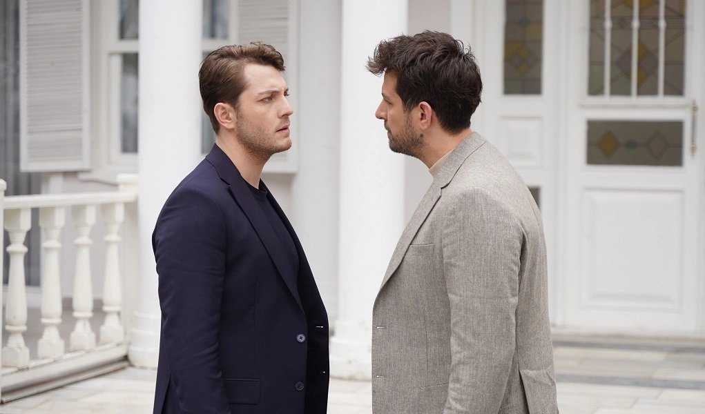 кадр из сериала "Под одним дождем"