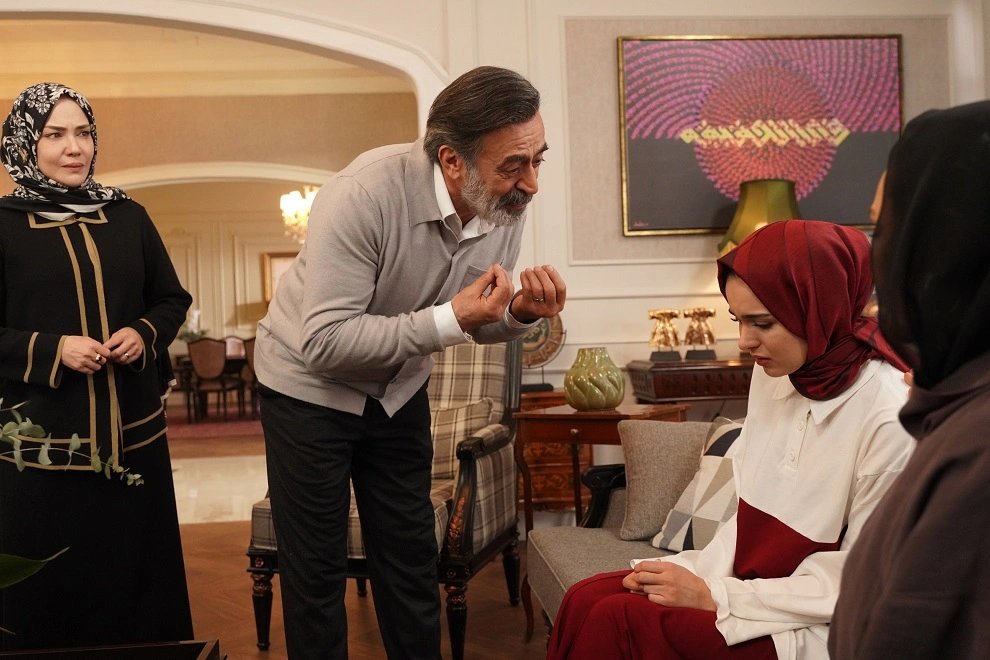 кадр из сериала "Под одним дождем"