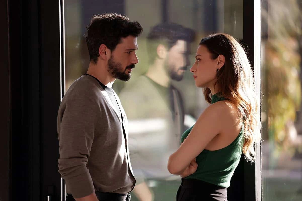 кадр из сериала "Под землей"