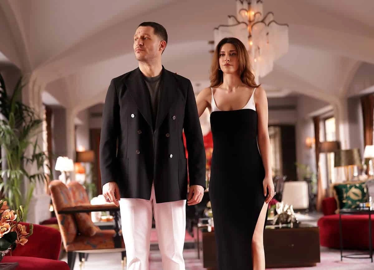 кадр из сериала "Под землей"