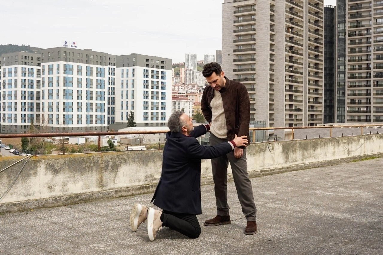 кадр из сериала "Розы и грехи"