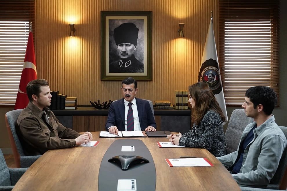 кадр из сериала Разведка