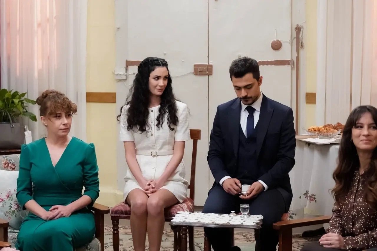 кадр из сериала «Розы и грехи»