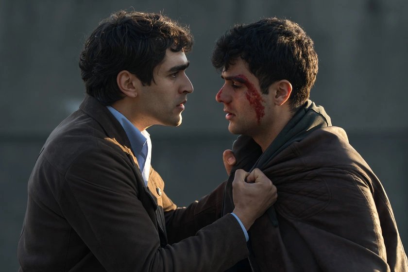 кадр из сериала «Парень»