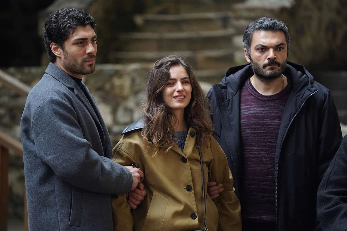 кадр из сериала «Это море переполнится»