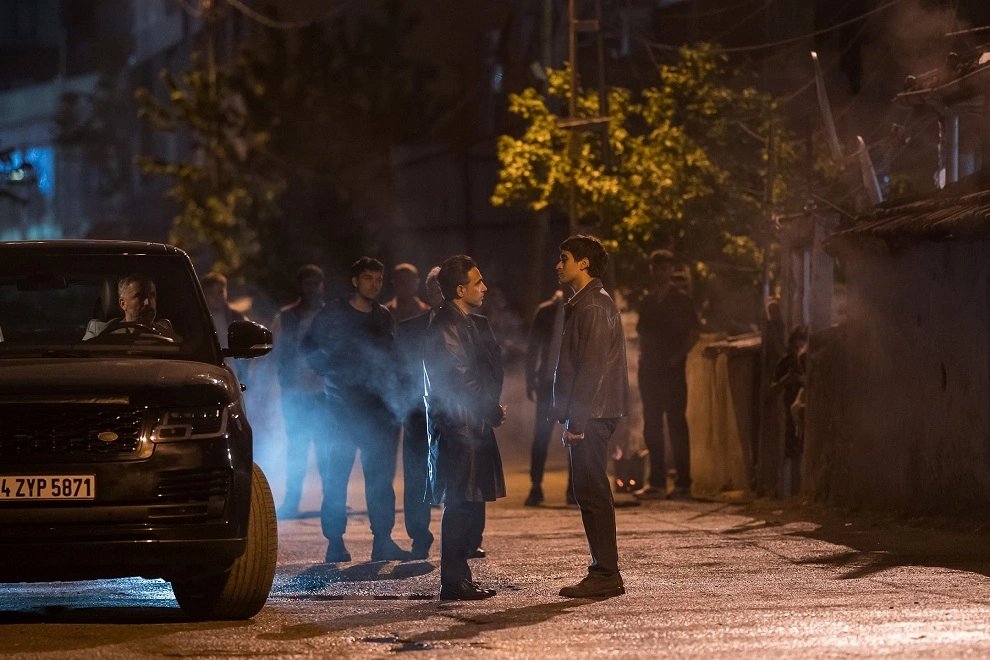 кадр из сериала «Парень»