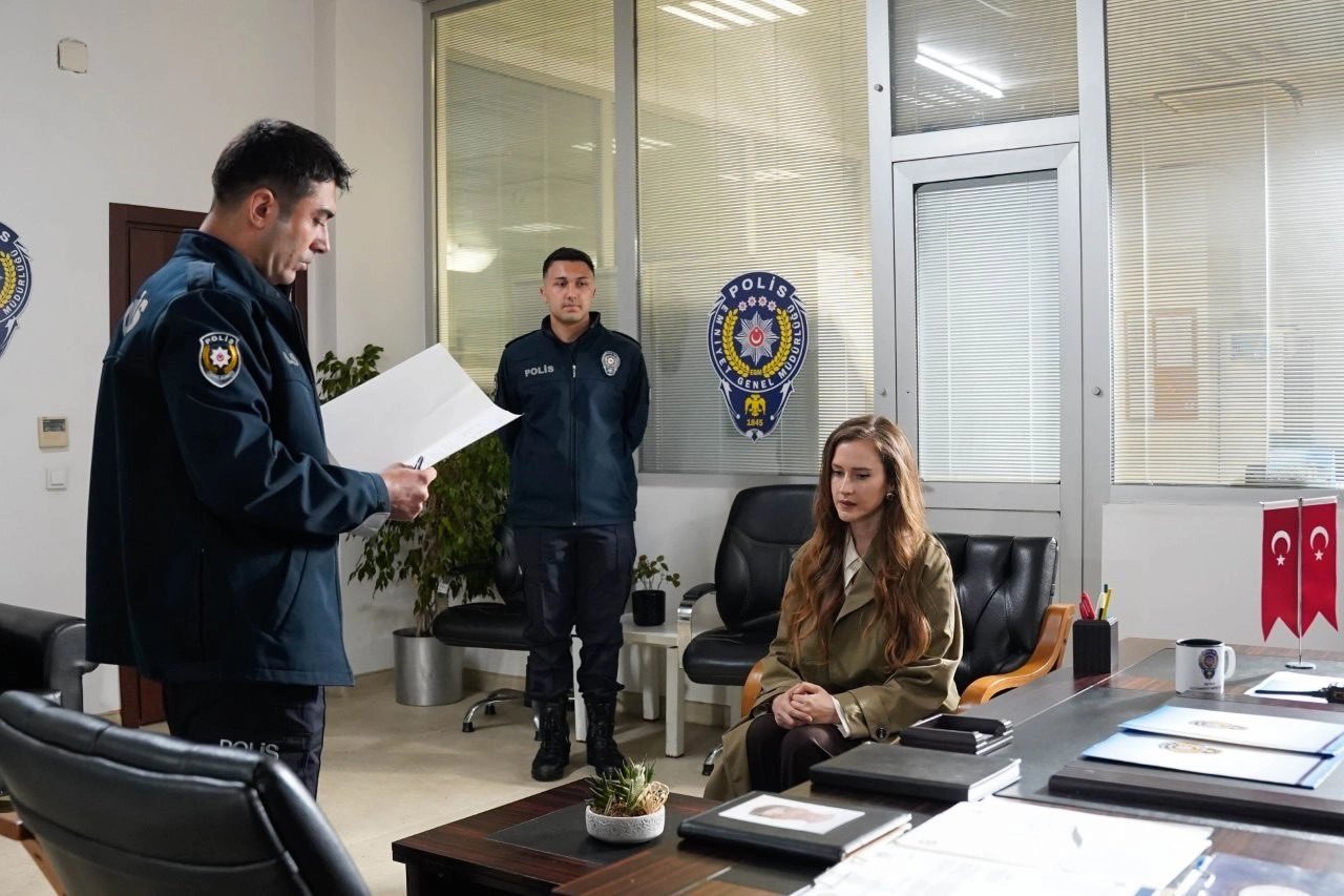 кадр из сериала «Розы и грехи»