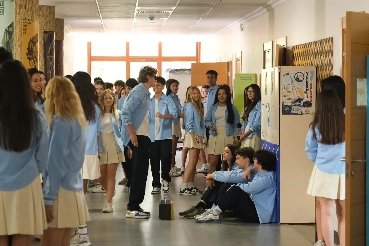 кадр из сериала "Еще 17"