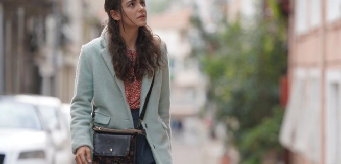 Турецкий сериал Любовь заставляет плакать 10 серия