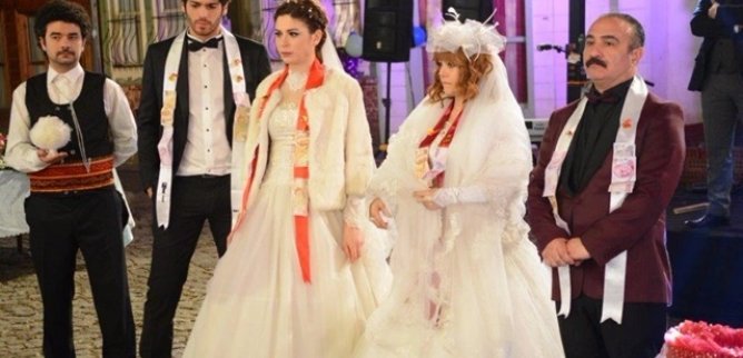Турецкий сериал Кто из нас не любил? 111 серия